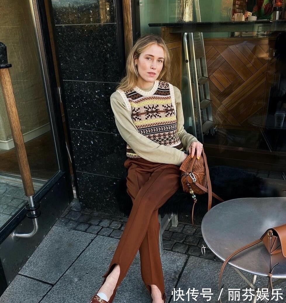 风格 今年流行“奶奶”的针织背心,配衬衫就挺好看,街头潮人都在穿