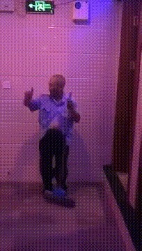 |搞笑GIF:一群单身狗活该单身,都看不见妹子倒了吗