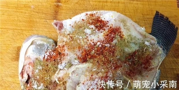 罗非鱼就应该这样吃，对半切开上锅煎，出锅后外香里嫩，口感特香