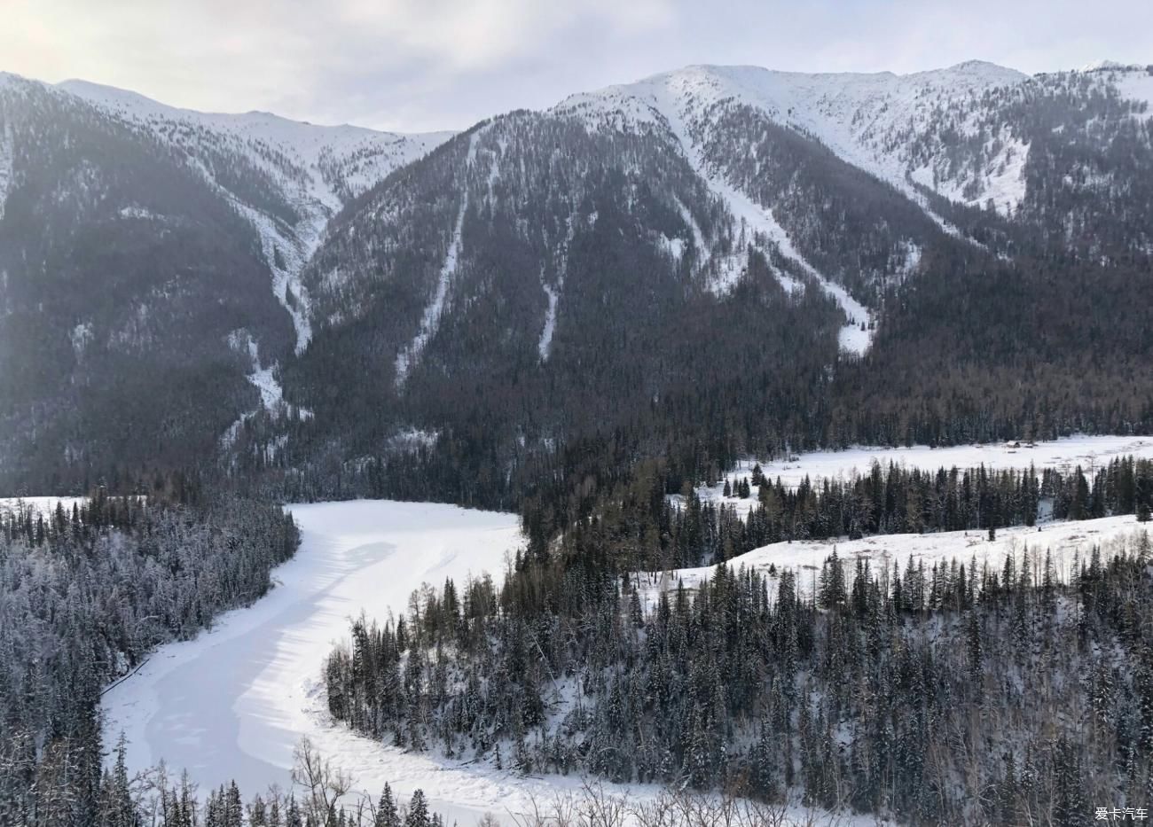 白雪皑皑的冰湖，晨雾弥漫的神仙湾