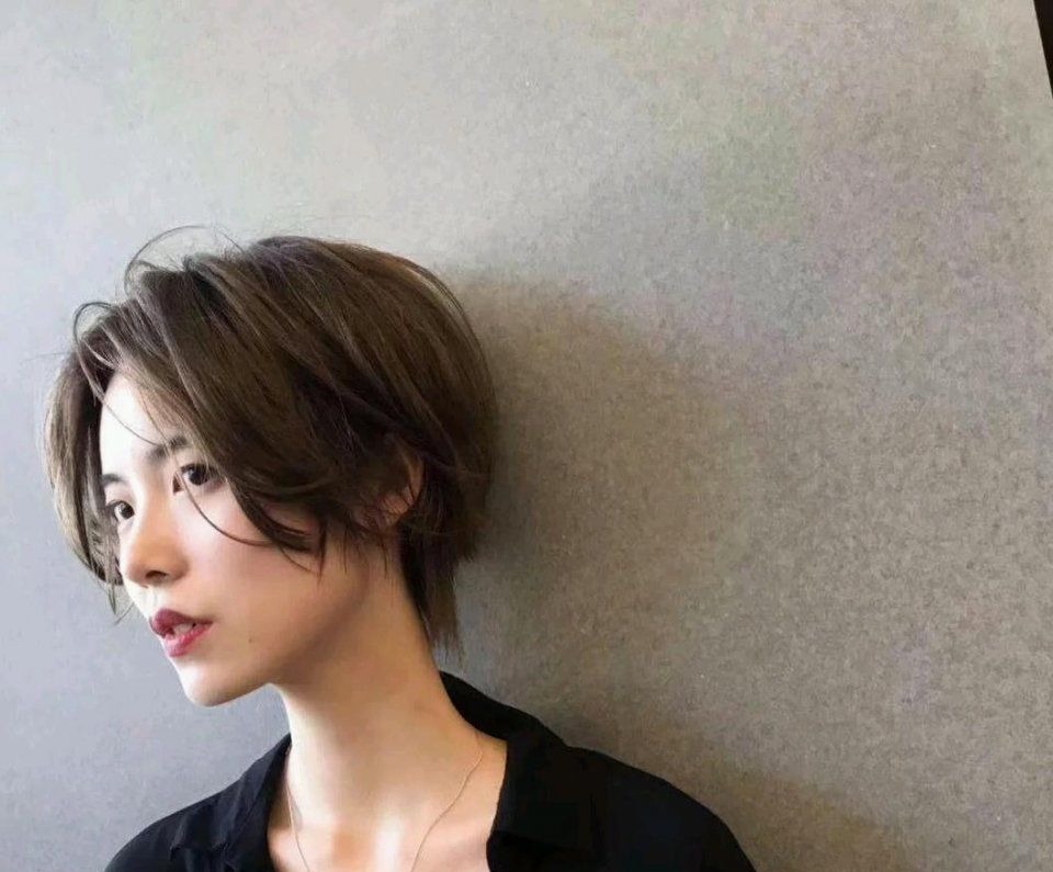 时髦 波波头早就时时髦了,当今盛行“档次发型”,清新风凉还显脸小