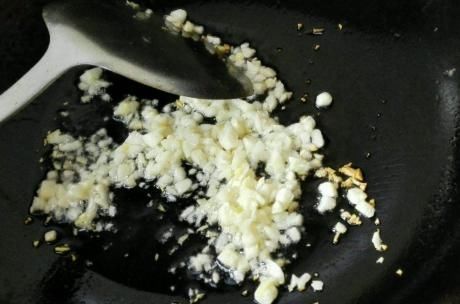 红辣椒|生菜一下锅焯水就发黑？大厨教我1招，生菜翠绿不发黑，更入味