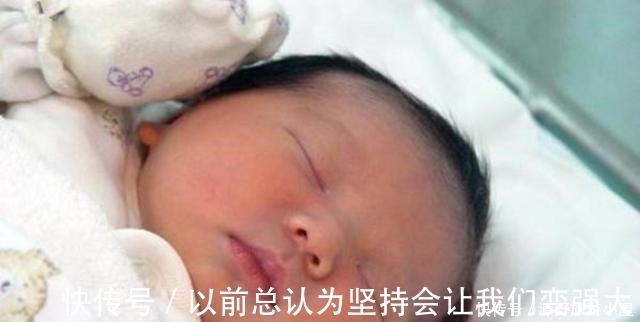 单眼皮|宝宝出生后一直不睁眼,爸妈赶紧把孩子送去了医院,医生看乐了