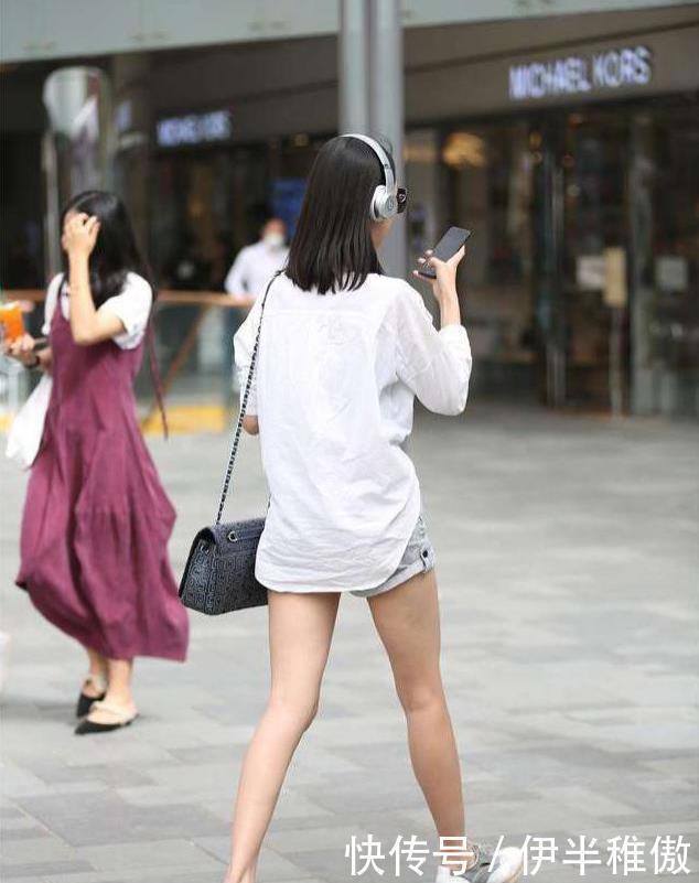 街拍小姐姐身材小巧精致，吊带裙搭配高跟鞋，背影小鸟依人