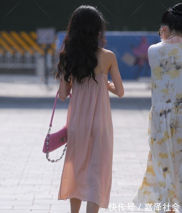 穿搭 性感背心长裙搭配芭比粉挎包,个性亮眼,适合的服装才会更美!