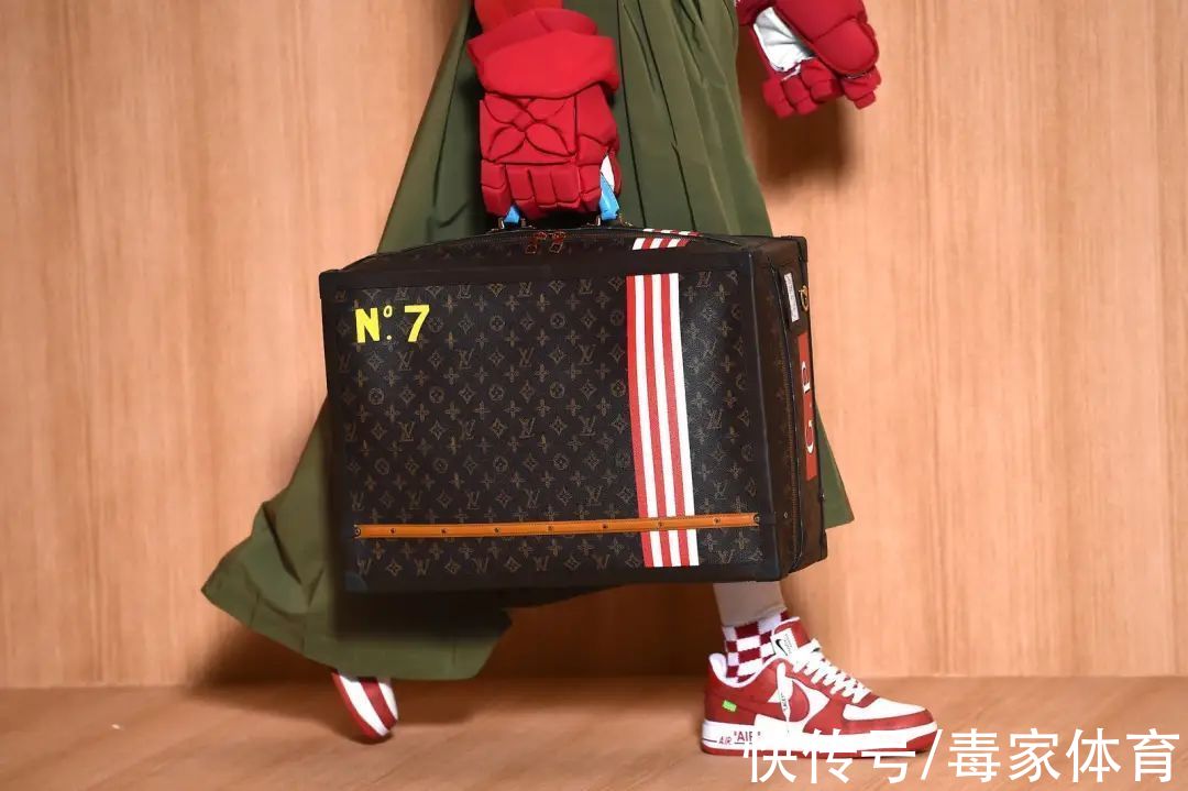 dior 21双LV x NIKE大曝光！超强联名锁定“年度鞋王”？