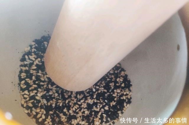 咬一口幸福感爆棚糯米糍,糯米粉蒸一蒸,裹上芝麻更好吃!