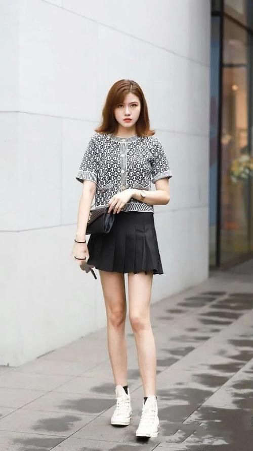 身材高挑的姑娘穿小短裙上街，秀出一双笔直的双腿，更有回头率