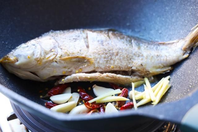 红烧鱼这样做才地道，外酥里嫩又入味，全家老小都爱吃