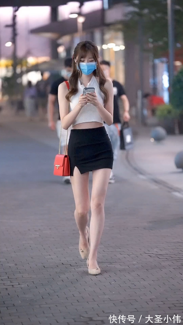 可爱|美女街拍:可爱的小姐姐,白色高腰上衣搭配包臀裙,尽显甜美好气质