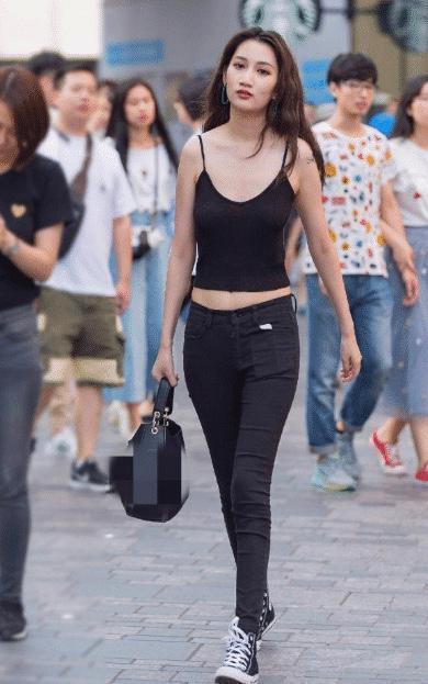 黑色小背心搭配休闲长裤,精致时尚,满满运动感