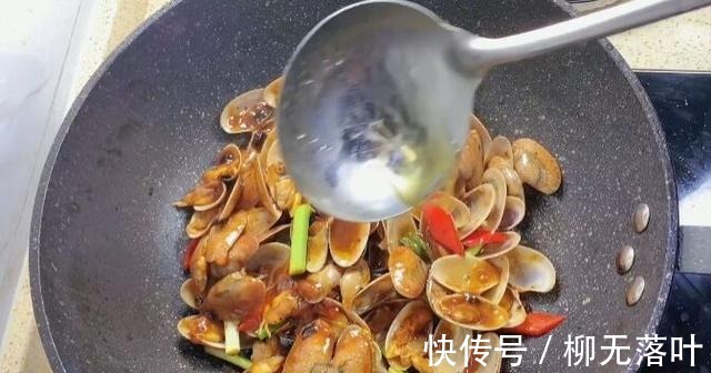 炒花甲有泥沙不开口只要这样做,个个笑口大开!姜葱花甲教程!