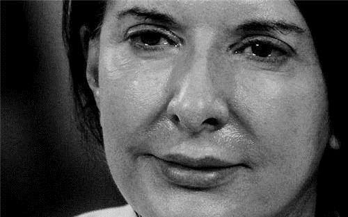 摧残|她将身体麻痹6小时任人处置,没有等到爱与鲜花,只有暴徒的摧残