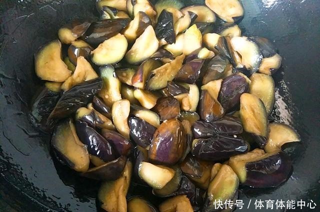 肉末鱼香茄子家常做法,不蒸不油炸,嫩滑鲜香下饭,比饭店的好吃