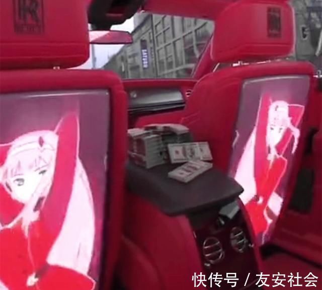 喵斯快跑|宅男究竟多疯狂?劳斯莱斯被改装成“痛车”,车内外全是“老婆”