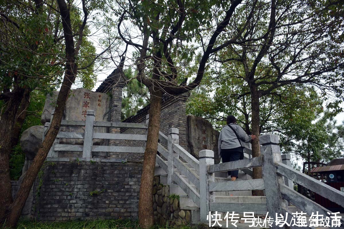 景区|大山上建2面墙,两者相距2米,看附近为啥写很多“和”字