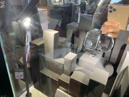 卡地亚出了“苹果手表”？积家腕表竟然有4个面！快来围观“钟表与奇迹”里的“魔都上新”丨晨看展