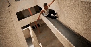 |搞笑GIF:赶紧拿纸给媳妇擦擦手啊,一点眼力都没有