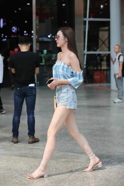 蕾丝|街拍美女：抹胸衫这种显高气质迷人穿搭，不穿一次，这辈子白活了