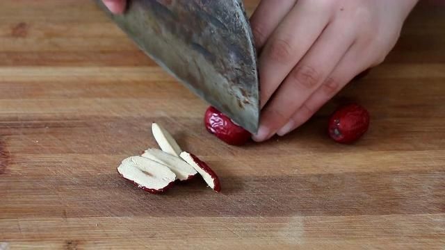 玉米发糕最好吃的做法，学会这些诀窍，松软香甜，全家抢着吃