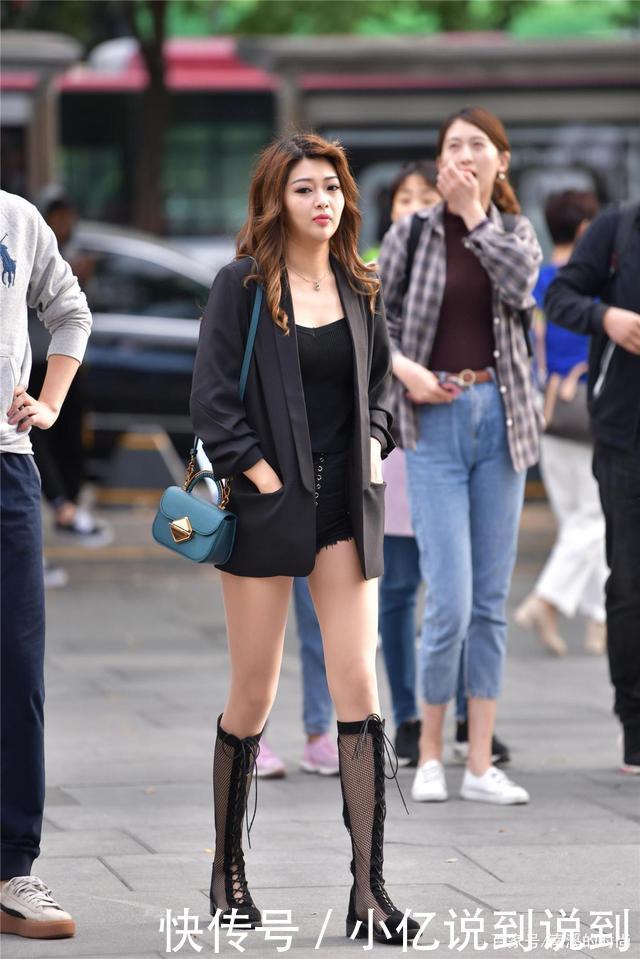 黑色短裤搭配棕色吊带,脚上一双长筒靴,“混搭风”高级大气