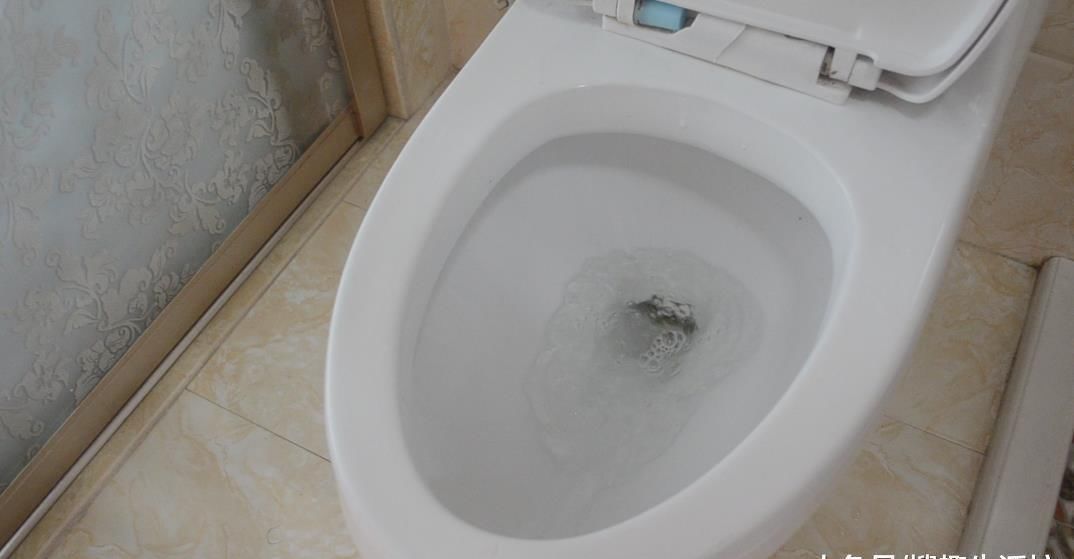 小苏打|不管马桶多黄多脏, 只需倒一碗它进去, 马桶一冲立马变干净