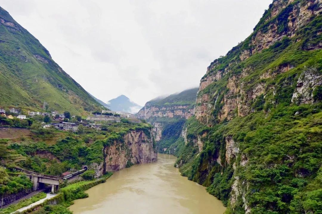 了不起的成昆铁路 一站一碑祭先烈 一隧一桥谱新篇 百年党旗红国企新征程 全网搜