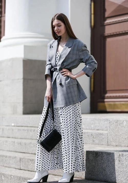 真正优雅精致的女人，穿大衣都不配小白鞋了，搭“裸靴”更合拍！