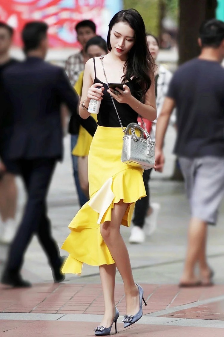 街拍:长发披肩的小美女,身穿个性潮装,笑容甜美可爱