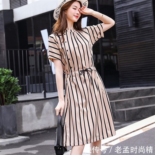 连衣裙 收腰的款式就可以展现出自己曼妙的身材。