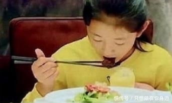 城市|变形计农村女孩吃大餐,城市爸爸不断提要求,差点委屈哭了