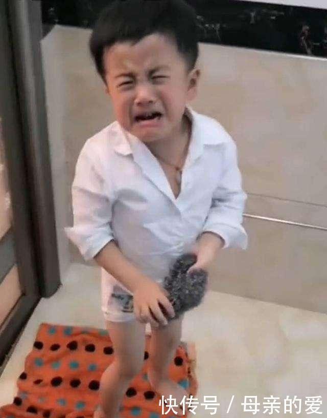 儿子|5岁儿子一片孝心给爸爸搓澡,宝爸却残忍拒绝,这“孝心”有点毒