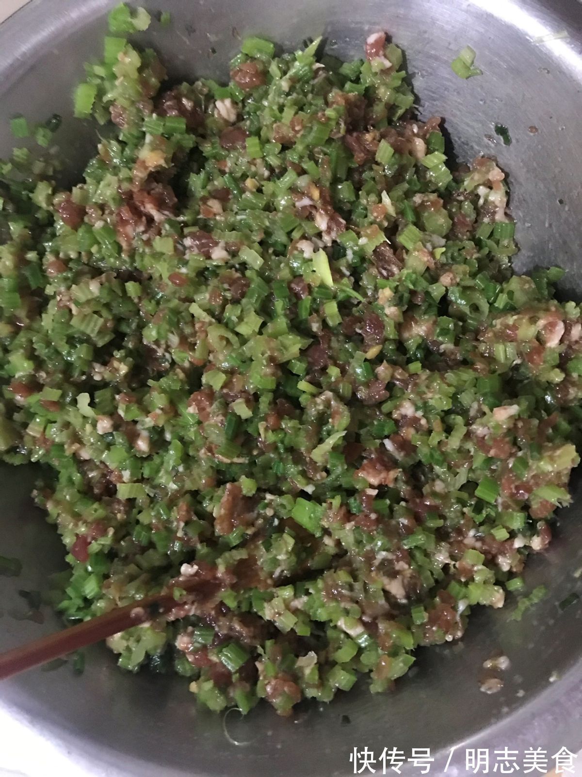 面皮|一咬嘎嘣脆的芹菜肉锅贴,个个酥脆鲜香,真解馋