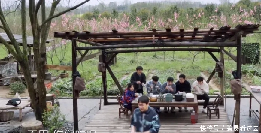 何炅 黄磊做完饭后去洗澡,谁注意张艺兴的做法?黄磊回来一脸惊喜