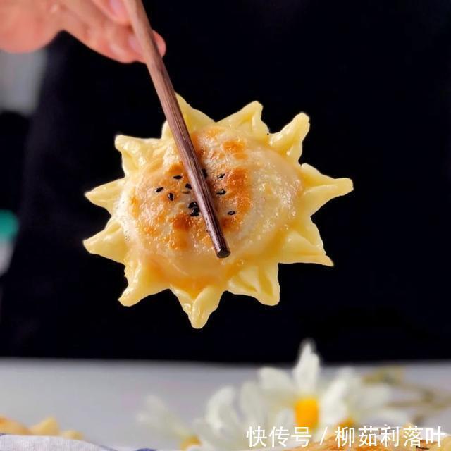 饺子皮|一个红薯，几张饺子皮，这样做香酥可口能拉丝，孩子超爱吃！