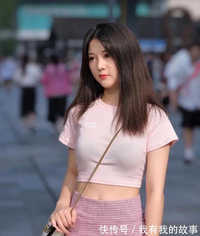 小香风 浅粉T恤配小香风半包臀短裙,纯净时尚让人爱不释手,简直太甜了!