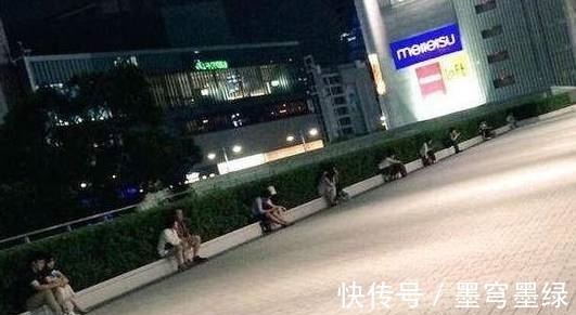 |搞笑图片幽默段子笑话:哈哈,一颗会长面包的树,还挺有创意的