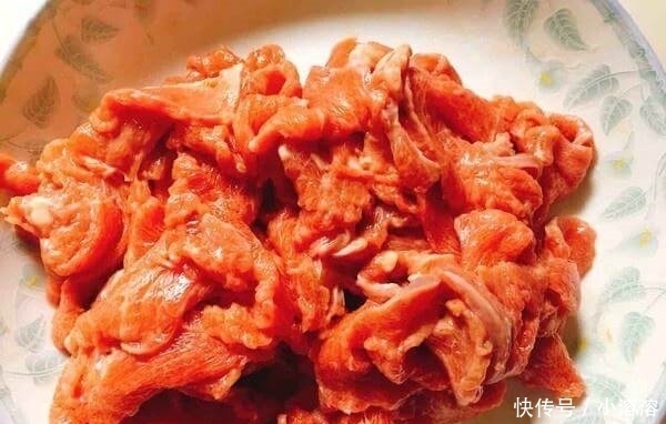 70岁奶奶的“水煮肉片”，麻辣鲜香，爽滑入味，吃1辈子都不腻