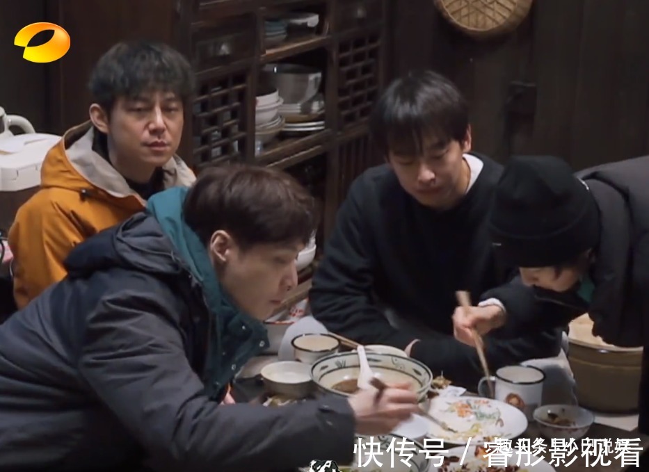 面对美食诱惑,张艺兴和彭昱畅,体现出了顶流和普通艺人的差距
