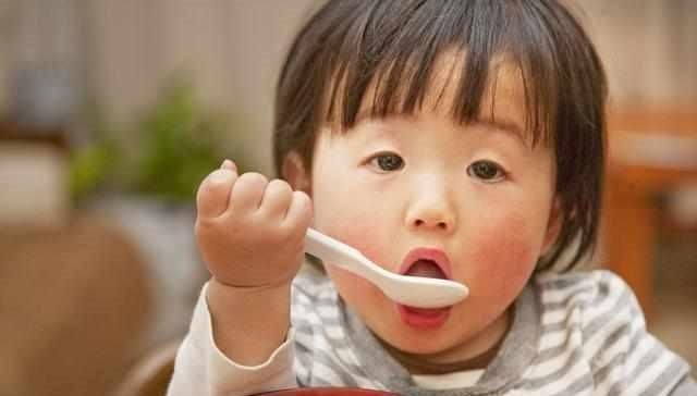 宝宝脾胃|1岁宝宝求高抬贵手,3种辅食我们不能吃,会伤脾胃,长不高的