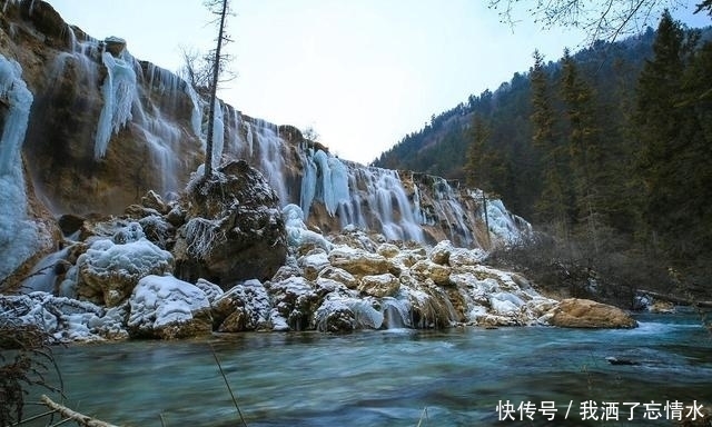 九寨沟惊现蓝色冰瀑，犹如童话仙境