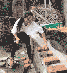 |搞笑GIF趣图哥们，拖鞋纹身不离手，辣条吃了一口又一口！