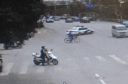 |搞笑GIF: 姑娘你好皮 是不是刚才不小心掉进水里面了