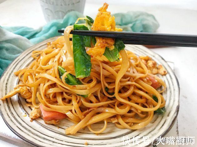 炒面条,不要煮好直接炒,学会3个技巧,面条筋道爽滑,不碎不粘