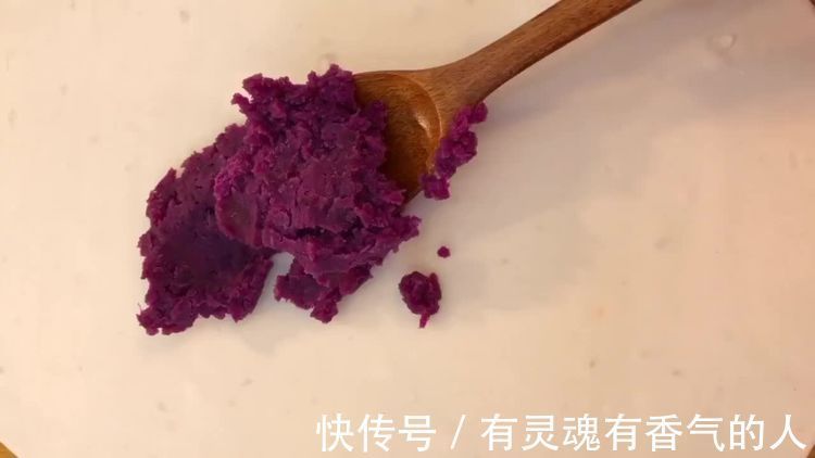 水晶紫薯卷，晶莹剔透软糯香甜不“粘牙”，没牙的老人特喜欢吃！