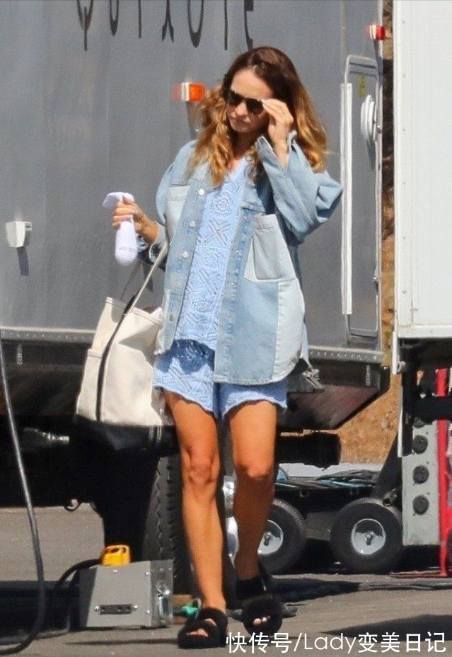 浅蓝色|休闲时髦类单品就选择牛仔外套，款式经典且有魅力，搭配不重样