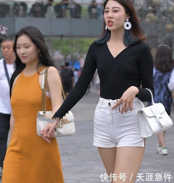 街拍：两闺蜜一起出街，一个是女神一个像大妈