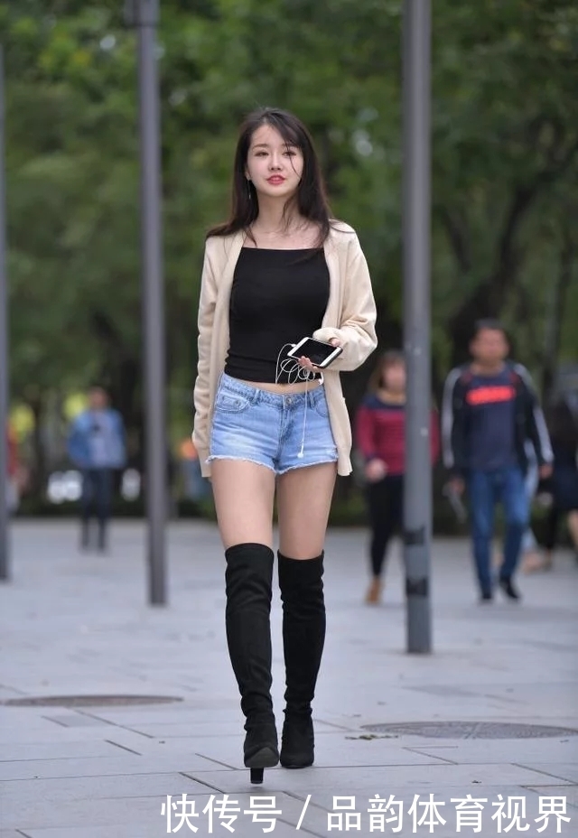 美女街拍冬季穿搭做“减法”,短裤搭配长筒靴,让你清新又有型