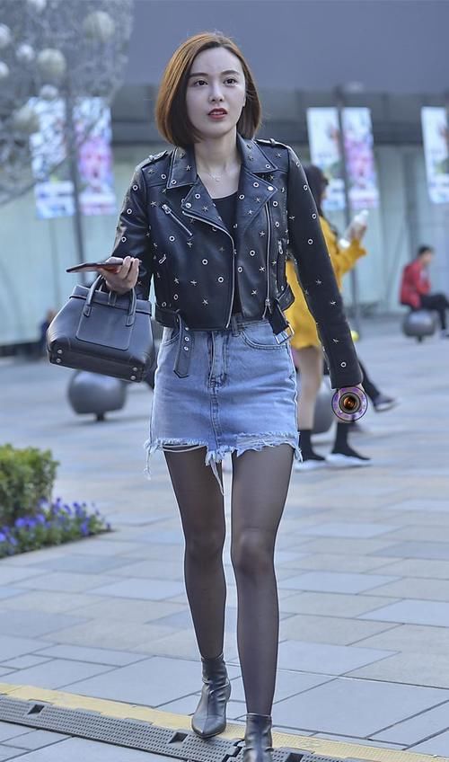 美女的保暖冬装，黑皮衣+牛仔短裤，展现“下衣消失”的魅力