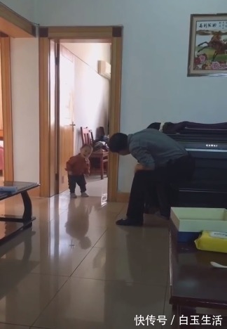 老人们|爷爷在客厅“偷吃”零食,被刚满周岁的宝宝盯上了,画面太暖心